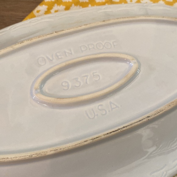 Large White Embossed Glazed Fish Serving Platter - Picture 7 of 9